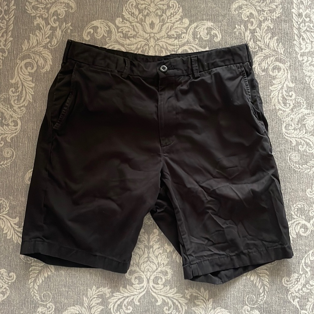 Uniqlo Men’s Black Bermuda Shorts (Waist 30-33)